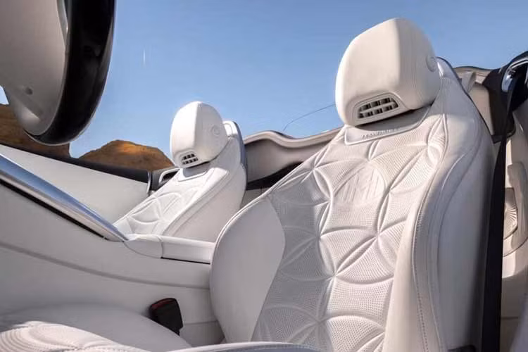 Và thậm chí đó không phải là động cơ V8 PHEV 805 mã lực của SL63 SE Performance, mà chỉ là động cơ 4.0 lít thông thường từ SL63, cho công suất 577 mã lực và mô-men xoắn cực đại 800 Nm. Công suất được truyền đến cả bốn bánh thông qua hộp số tự động 9G-Tronic thông thường của Mercedes-Benz.