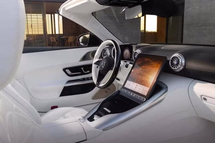 Trong khi con số 680 trong tên của Mercedes-Maybach SL680 Monogram làm dấy lên hy vọng rằng Mercedes đã bằng cách nào đó nhét động cơ V12 bi-turbo 6.0 lít của chiếc sedan siêu sang Mercedes-Maybach S680 dưới mui xe, nhưng rất tiếc phải thông báo với bạn rằng chỉ có một động cơ V8.