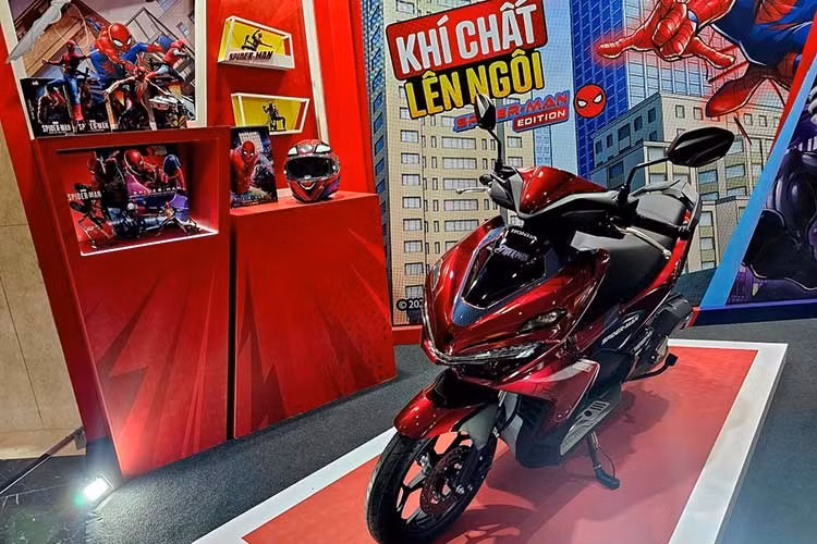 Cung cấp sức mạnh cho Air Blade 125 phiên bản Marvel vẫn là động cơ eSP dung tích 125 cc, xi-lanh đơn, làm mát bằng dung dịch. Khối động cơ này tạo ra công suất tối đa khoảng 11,3 mã lực và mô-men xoắn 11,7 Nm. Xe cũng được trang bị hệ thống phun xăng điện tử PGM-FI cùng công nghệ Idling Stop nhằm giảm mức tiêu hao nhiên liệu khi dừng đèn đỏ.