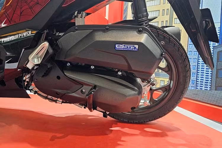 Về kích thước tổng thể, xe sở hữu thông số chiều dài x rộng x cao tương ứng là 1.887 × 686 × 1.086 mm. Trục cơ sở dài 1.286 mm, chiều cao yên ở mức 775 mm và khoảng sáng gầm 142 mm. Trọng lượng của xe khoảng 113 kg, đi kèm bình nhiên liệu dung tích 4,4 lít.