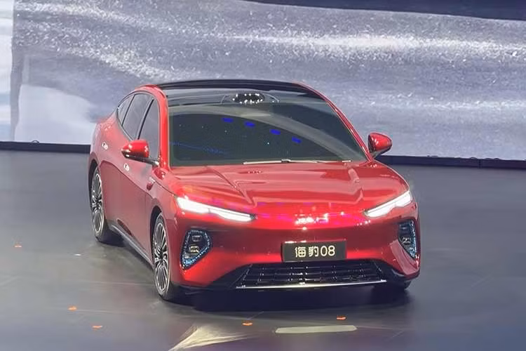 BYD - nhà sản xuất xe năng lượng mới lớn nhất thế giới - đã chính thức giới thiệu mẫu sedan cỡ lớn mới mang tên Seal 08 2026 tại sự kiện ra mắt pin Blade 2.0 ở thị trường quê nhà Trung Quốc.