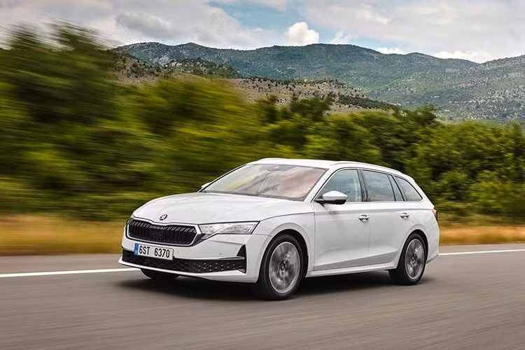 Trong khi đó, mẫu xe như Skoda Superb PHEV mới chỉ được cung cấp dưới dạng xe wagon (không giống như ở Anh, nơi nó cũng có kiểu dáng sedan và PHEV) và với phiên bản Select, còn Superb chạy xăng chỉ có sẵn ở phiên bản Sportline.