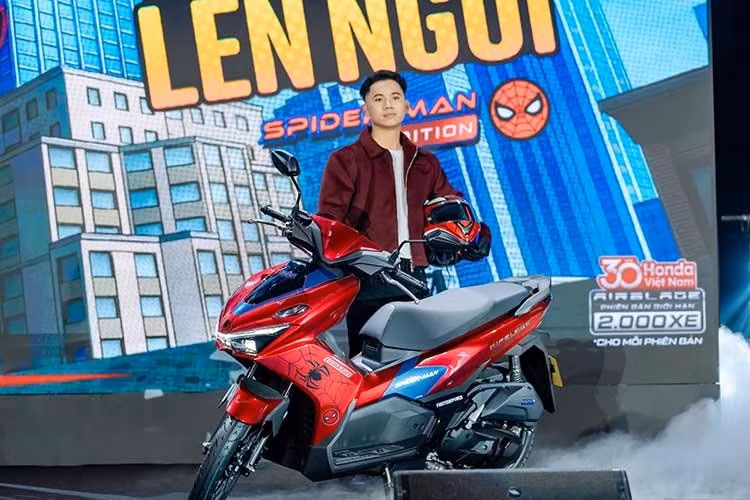 Với số lượng giới hạn 4.000 xe trên toàn quốc, các phiên bản đặc biệt này kết hợp thiết kế độc đáo với hiệu suất vận hành đặc trưng của dòng Air Blade, mang đến dấu ấn khác biệt dành cho những người yêu xe và cộng đồng hâm mộ Marvel. Mức giá bán của phiên bản đặc biệt này khoảng 48 triệu đồng.