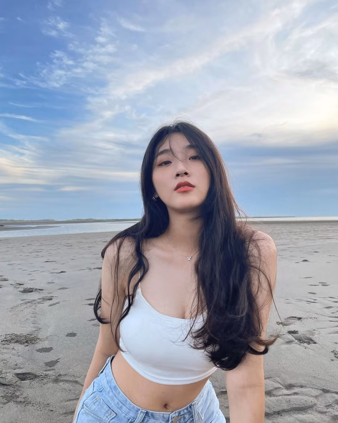 Trước sự tò mò không ngừng của cư dân mạng, danh tính của “hot girl mì ý” cũng nhanh chóng được tìm ra. Đó là Zoe Lữ Tư Dư - một người mẫu ảnh kiêm micro-influencer khá nổi tiếng trên Instagram
