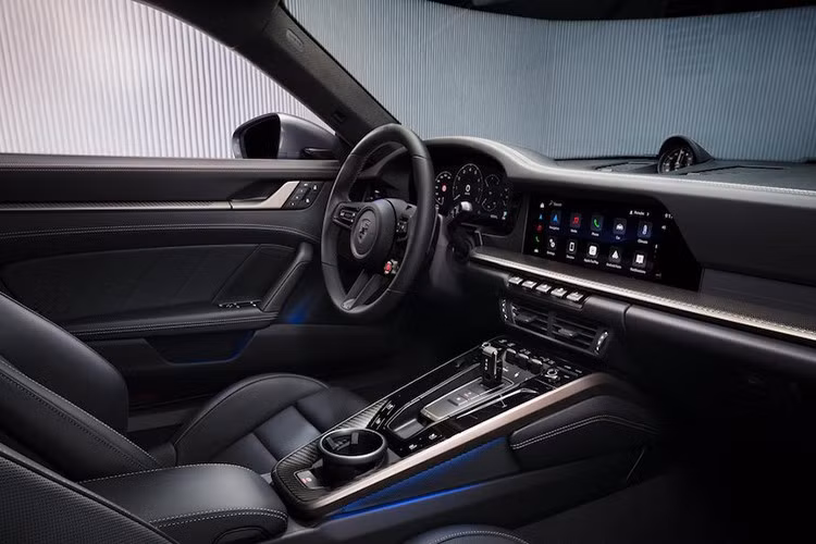 Ghế thể thao "Sports Seats Plus" chỉnh điện 18 hướng với chức năng nhớ vị trí và dòng chữ "Turbo S" trên tựa đầu là trang bị tiêu chuẩn. Porsche cho biết họa tiết dập nổi đặc trưng của Turbo S trên bề mặt ghế và ốp cửa là sự tái hiện các đường nét thiết kế của chiếc 911 Turbo 930 đầu tiên.