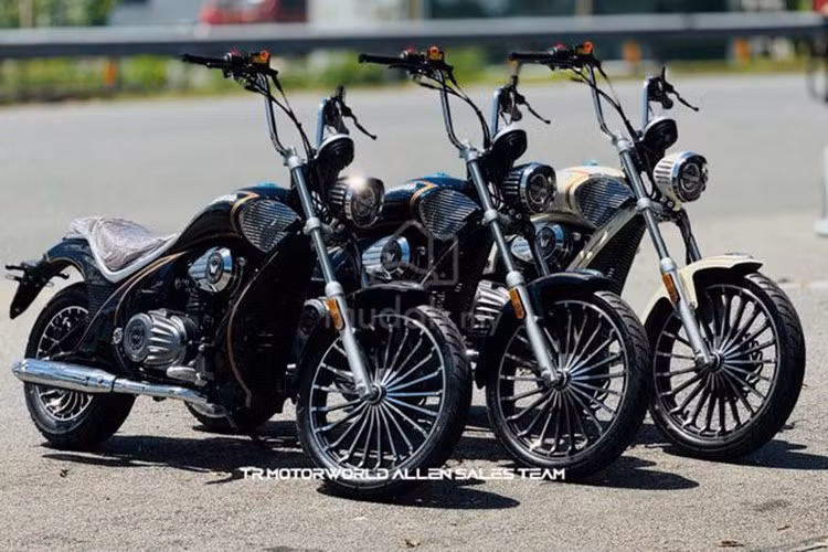 WMoto Cruiser AMT 125 2025 mới ra mắt tại thị trường Malaysia có lẽ là mẫu chopper giá rẻ nhất trên thị trường hiện nay khi được niêm yết với mức giá chỉ 5.988 ringgit - khoảng 37,4 triệu đồng khi quy đổi ra tiền Việt.