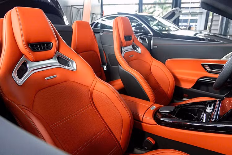 Thậm chí, người dùng có thể mở mui xe Mercedes-AMG SL43 ngay khi đang chạy, nhưng tốc độ tối đa được hãng xe sang Đức khuyến cáo chỉ nên dưới 60 km/h, rất ấn tượng so với nhiều hãng khuyên khách chỉ chạy dưới 50 km/h.