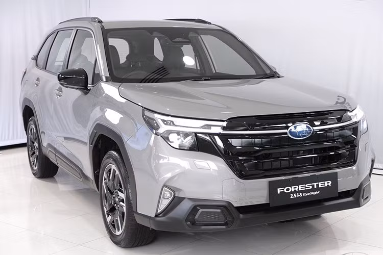 So với thế hệ trước, Subaru Forester 2026 mới dài hơn 30 mm và rộng hơn 15 mm, trong khi chiều cao và trục cơ sở giữ nguyên. Xe đạt kích thước tổng thể 4.655 x 1.830 x 1.730 mm, trục cơ sở 2.670 mm và khoảng sáng gầm 220 mm, cho khả năng vận hành linh hoạt trên nhiều địa hình.