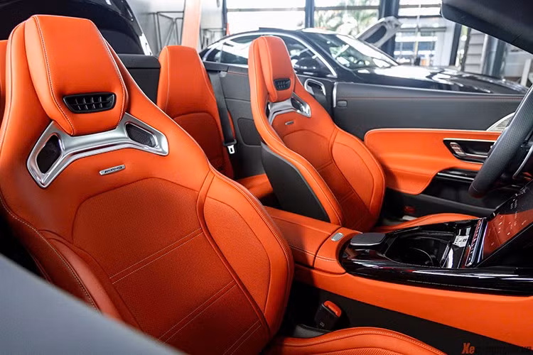 Chưa hết, Mercedes-AMG SL43 thế hệ thứ 7 còn sở hữu màn hình giải trí kích thước 11,9 inch, tích hợp đầy đủ các tính năng, giúp người sử dụng có thể tùy chỉnh, và ngoài ra, nó có thể thay đổi vị trí để chống chói. Màn hình sau tay lái dạng kỹ thuật số 12,3 inch.