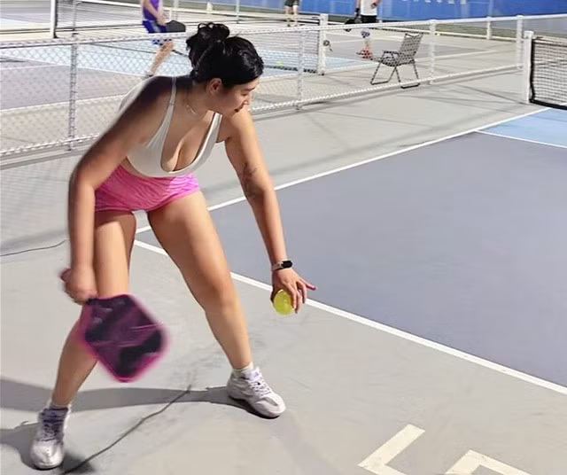 Thứ khiến nhiều người chú ý hơn cả chính là bộ trang phục cô gái này diện khi đánh pickleball. Đó là bra thể thao, kết hợp cùng quần đùi tập gym. Tất cả đều là trang phục mặc khi chơi thể thao, song nhiều cư dân mạng bình luận, ý kiến trái chiều cho rằng hình ảnh này khá nhạy cảm.