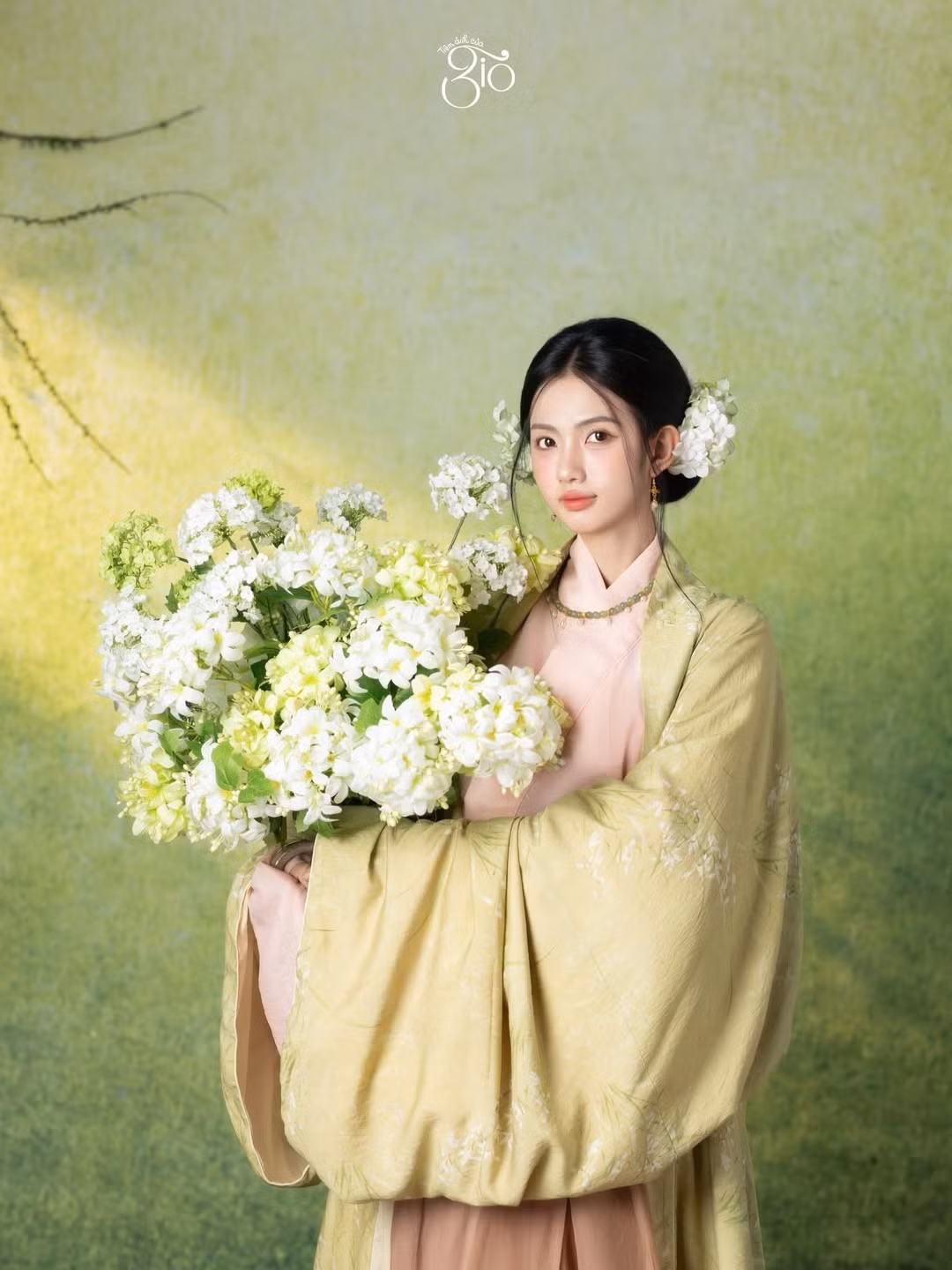 Bên cạnh công việc, Quỳnh Anh còn tích cực tham gia các hoạt động thiện nguyện. Trên mạng xã hội, nữ tiếp viên hàng không thường chia sẻ những khoảnh khắc đời thường giản dị, truyền năng lượng tích cực và tinh thần sống tử tế đến cộng đồng.