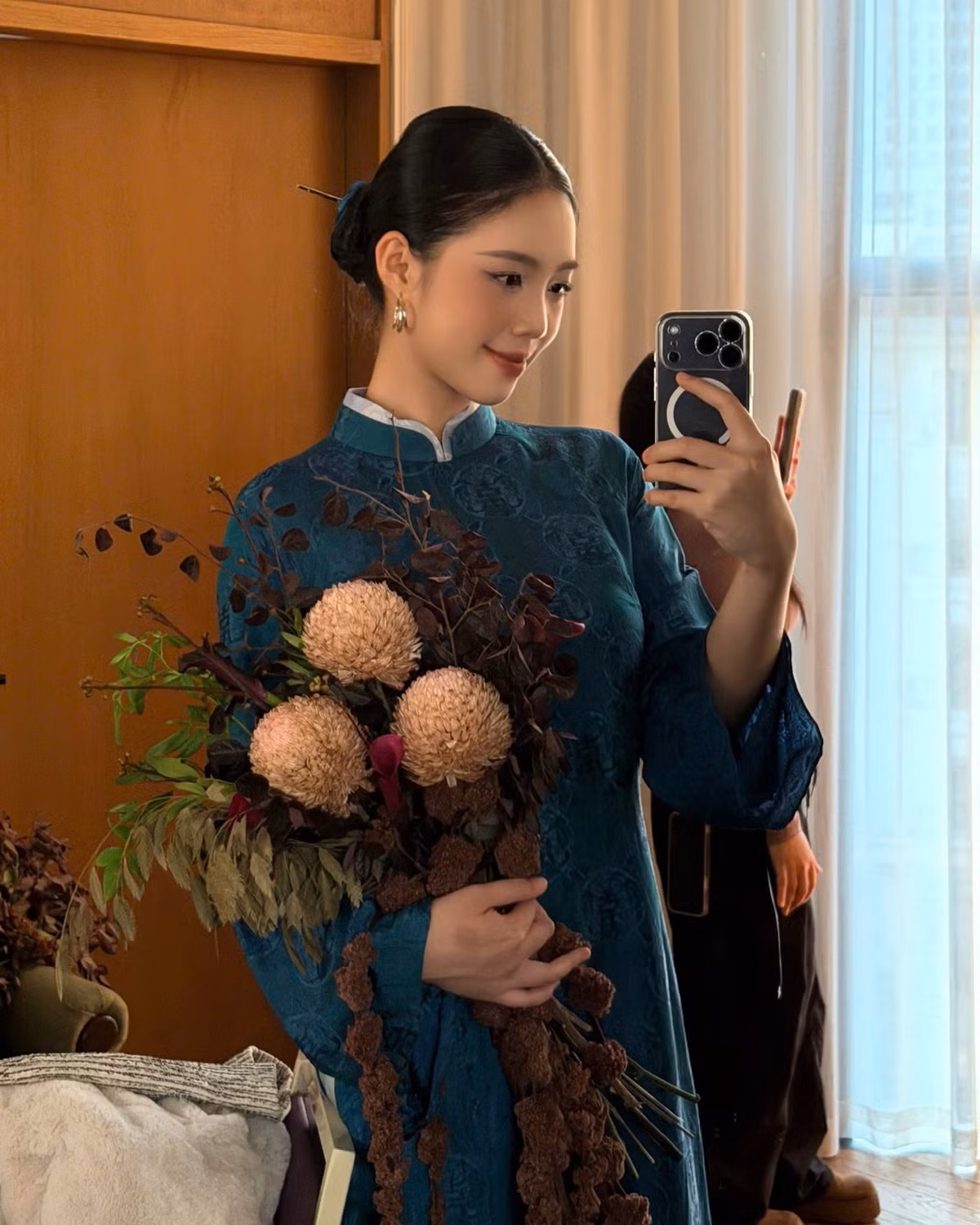 Hiện tại, Châu Anh cũng đang mang quân hàm Thiếu úy, học tập tại Đại học Văn hóa Nghệ thuật Quân đội.