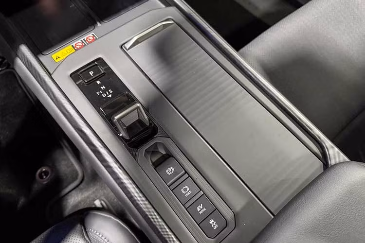theo thông tin từ phía đại lý Lexus tại Việt Nam cho hay, hai phiên bản Lexus ES 350h 2026 mới sẽ dùng hệ truyền động hybrid với động cơ xăng 4 xi-lanh, dung tích 2.5L và mô-tơ điện, cho tổng công suất 244 mã lực.
