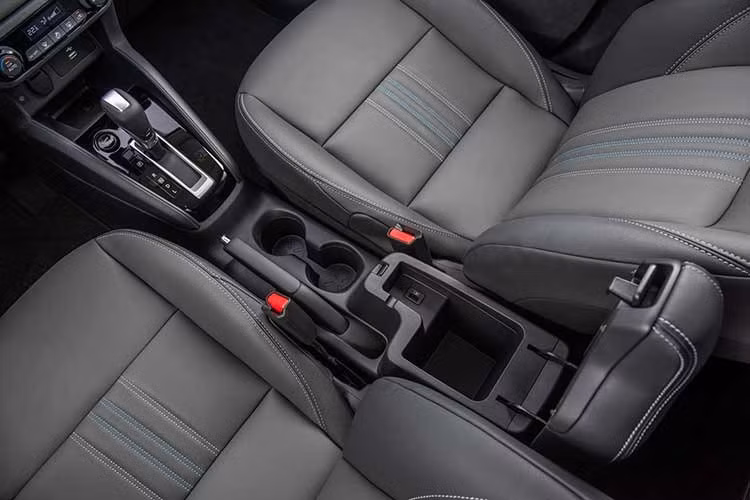 Ngoài ra, phiên bản Nissan Kicks e-Power facelift sắp ra mắt tại thị trường Thái Lan còn được bổ sung bệ trung tâm mới, cần số điện tử Shift-by-Wire, phanh tay điện tử EPB và tính năng Auto Brake Hold.