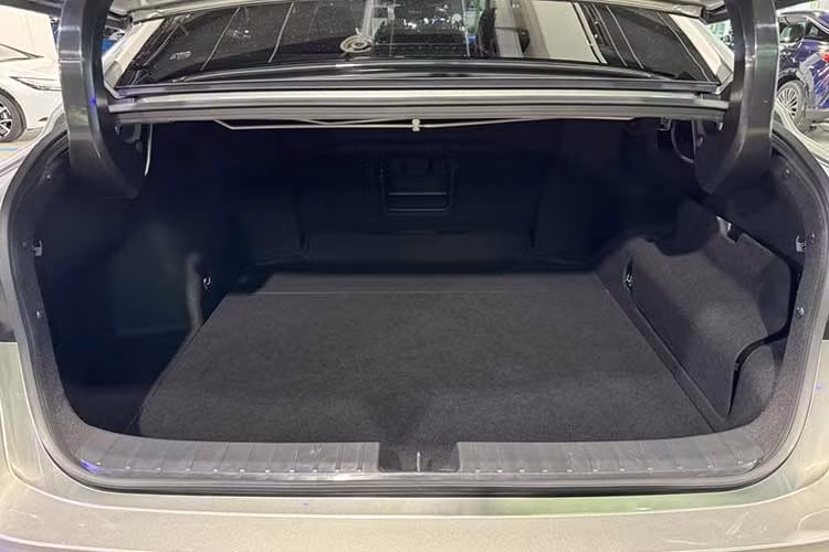 Trong khi đó, Lexus ES 500e 2026 được trang bị mô-tơ điện mạnh 338 mã lực, hệ dẫn động 4 bánh và pin 75 kWh. Xe được kỳ vọng có thể chạy tối đa 530 km sau mỗi lần sạc đầy theo tiêu chuẩn WLTP.