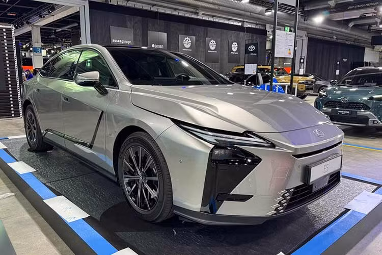 Ngay trong tháng 2/2026 này, các đại lý Lexus ở Việt Nam đã bắt đầu nhận cọc cho mẫu sedan hạng sang ES 2026 thế hệ mới. Đến nay, thời điểm bán mẫu xe này ở thị trường Việt Nam đã được hé lộ. Theo nhân viên tư vấn bán hàng tại đại lý, Lexus ES thế hệ mới sẽ chính thức ra mắt Việt Nam vào tháng 8/2026.