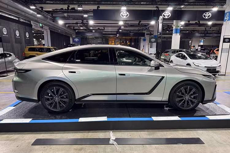 Thông tin ban đầu cho biết mẫu xe sedan hạng sang Lexus ES 2026 sẽ có 3 phiên bản, bao gồm 350h Premium Hybrid, 350h Luxury Hybrid và 500e. Trong đó, 2 phiên bản 350h đều là xe hybrid. Riêng bản 500e sẽ chạy hoàn toàn bằng điện và lần đầu tiên có mặt tại Việt Nam.