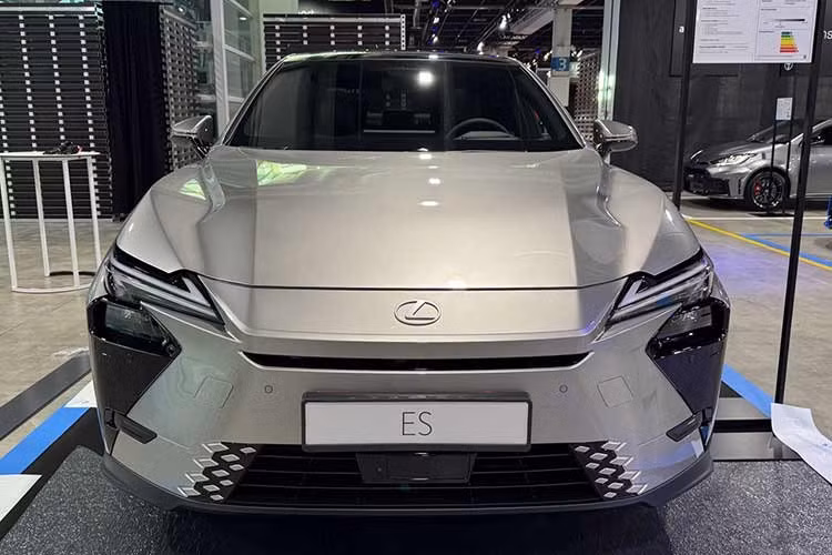 Chưa hết, Lexus ES 2026 còn có hệ thống đèn trước 2 tầng với dải đèn LED định vị ban ngày hình chữ "L" nằm phía trên và đèn pha chính đặt bên dưới. Dù ở phiên bản nào, xe cũng có hốc gió trung tâm rộng nằm trên cản trước với những chi tiết trang trí hình thoi hai bên.