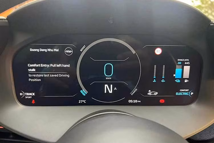 Siêu xe McLaren Artura sử dụng hệ truyền động hybrid tự sạc gồm động cơ V6 3.0L tăng áp kép kết hợp mô-tơ điện, cho tổng công suất 671 mã lực và mô-men xoắn 720Nm.