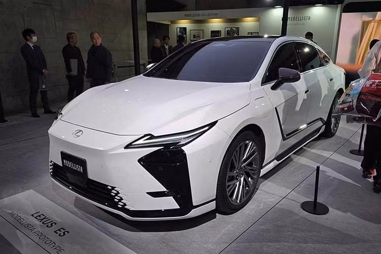Nhân viên tư vấn bán hàng tại đại lý cho biết Lexus ES 2026 sẽ có giá dao động trong khoảng từ 2,36-3,14 tỷ đồng, tức là không thay đổi so với phiên bản cũ đang bán ở Việt Nam. Tiền đặt cọc dành cho mẫu xe này là 157 triệu đồng.