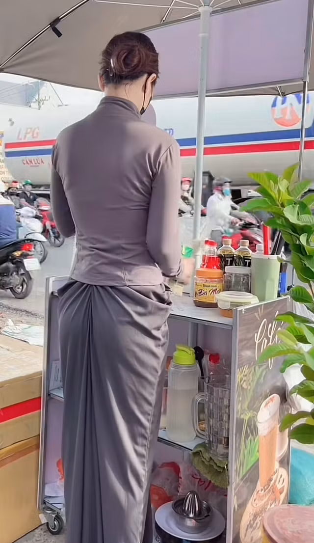 Gu ăn mặc cá tính, gợi cảm đã nhanh chóng thu hút sự tò mò, tạo nên một làn sóng bàn tán sôi nổi trên khắp các diễn đàn mạng xã hội. Sự lựa chọn này khiến phần lớn mọi người không khỏi thắc mắc.
