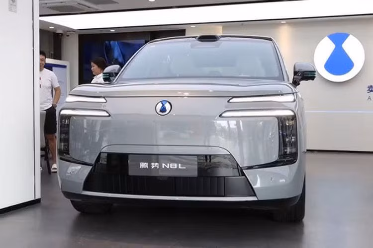 Pin của xe có dung lượng 75,26 kWh, cho phạm vi chạy thuần điện 430 km. Nhờ công nghệ sạc nhanh của BYD, xe có thể “sạc đủ dùng trong 5 phút, sạc đầy trong 9 phút”. Nếu sạc trong điều kiện nhiệt độ -30°C, thời gian sạc cũng chỉ lâu hơn 3 phút. Cuối cùng là hệ thống khung gầm tích hợp công nghệ kiểm soát thân xe khí nén thông minh DiSus-A.