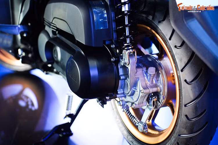 Về sức mạnh, Yamaha trang bị Gear động cơ Blue Core Hybrid dung tích 125 cc, sản sinh công suất 6,2 kW tại 6500 vòng/phút, mô-men xoắn cực đại 10,6 Nm tại 4500 vòng/phút. Tại Việt Nam, Yamaha Gear là mẫu xe 125 cc thứ 2 trang bị động cơ hybrid, mẫu xe đầu tiên là Grande.