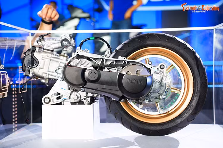 Theo đại diện Yamaha Motor Việt Nam cho biết, khối động cơ Blue Core Hybrid dung tích 125 cc trên xe ga Gear mới này không chỉ giúp xe vận hành êm ái mà còn tối ưu mức tiêu hao nhiên liệu, với mức tiêu thụ chỉ khoảng 1,7 lít/100 km.