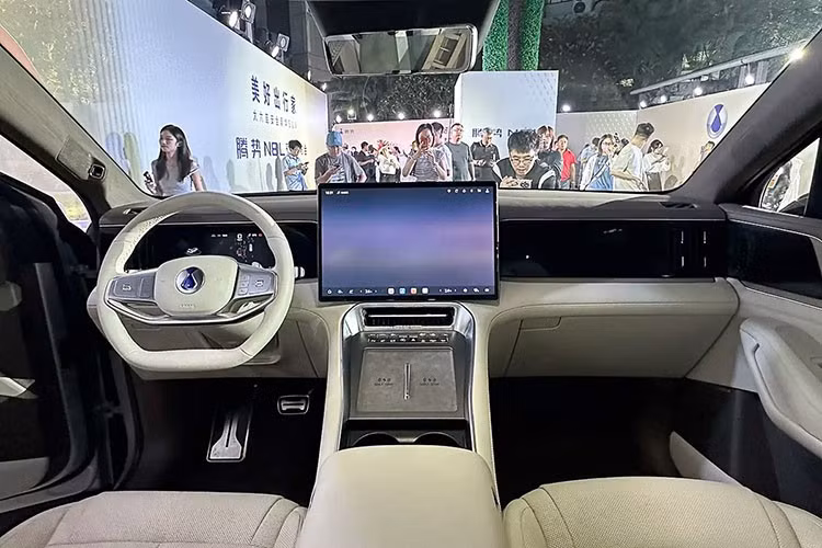Bên trong BYD Denza N8L đương nhiên là không gian nội thất rộng rãi nhờ kích thước lớn. Nội thất của xe có 3 hàng ghế với cấu hình chỗ ngồi 2+2+2. Ghế lái có tính năng điều chỉnh đệm hông chủ động, trong khi ghế phụ phía trước là loại không trọng lực, tích hợp bệ đỡ bắp chân. Cả hàng ghế trước và hàng ghế thứ hai đều có chức năng thông gió, sưởi cũng như massage.
