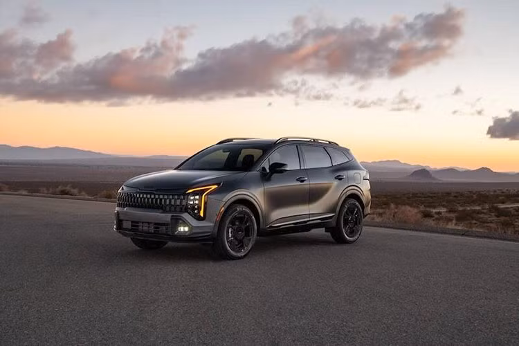 Dự kiến, Kia Sportage Black Edition sẽ có mặt tại các đại lý châu Âu từ quý II/2026. Với doanh số hơn 160.000 xe mỗi năm tại châu Âu, Sportage hiện là mẫu xe đóng vai trò quan trọng trong danh mục sản phẩm của Kia.