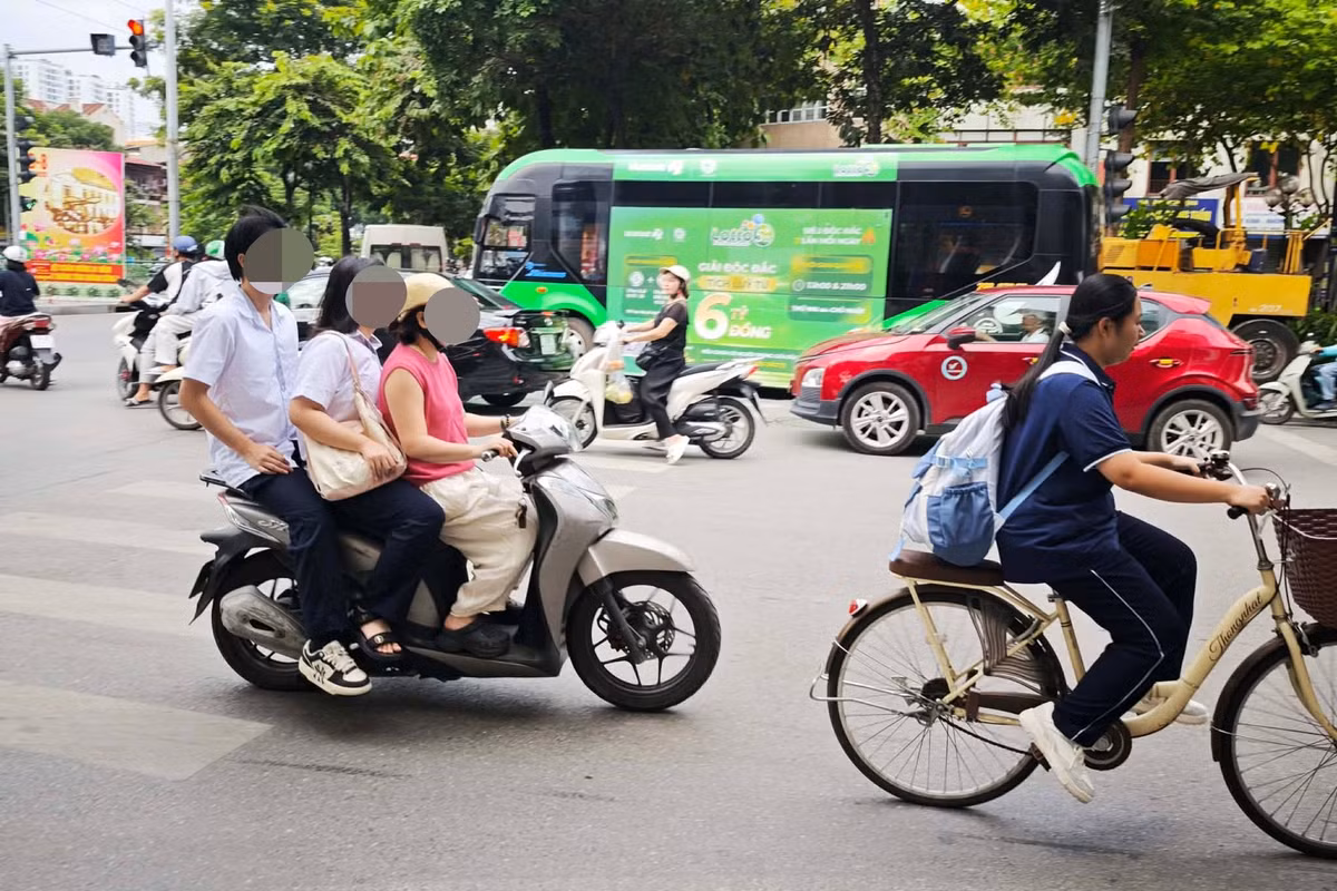 Tại nút giao Kim Ngưu - Thanh Nhàn, Đội Cảnh sát giao thông đường bộ số 4 tập trung kiểm tra các phương tiện do học sinh điều khiển cũng như phương tiện chở học sinh.