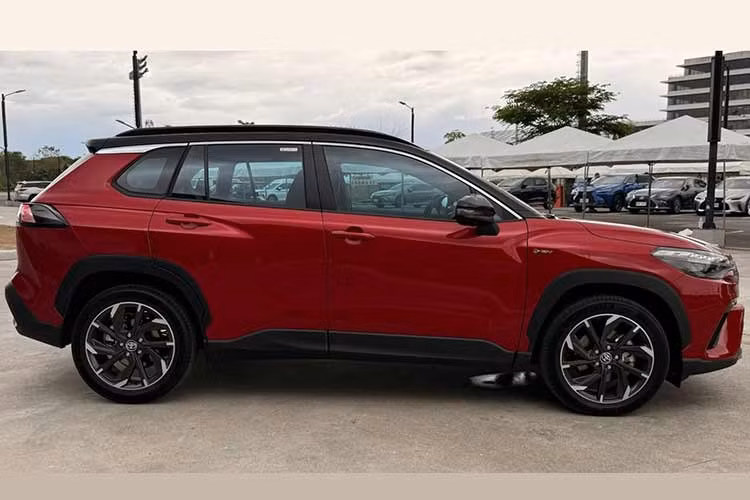 Một số chi tiết ngoại thất của Toyota Corolla Cross GR-S 2026 được hoàn thiện với tông màu xám kim loại, góp phần tăng vẻ thể thao cho mẫu crossover. Logo GR-S tiếp tục là điểm nhấn, đặt ở góc dưới bên phải của lưới tản nhiệt.