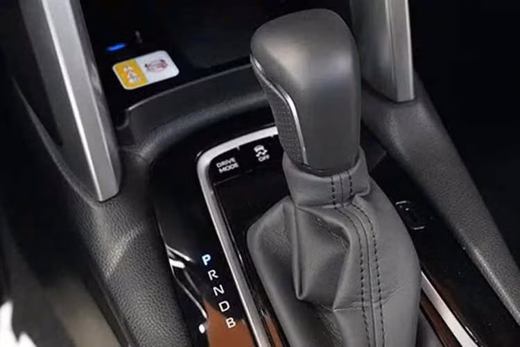 Hệ truyền động hybrid đi kèm hộp số tự động e-CVT, dẫn động cầu trước, mang lại cho Toyota Corolla Cross GR-S 2026 khả năng vận hành êm ái và mức tiêu hao nhiên liệu tiết kiệm hơn so với bản xăng truyền thống.