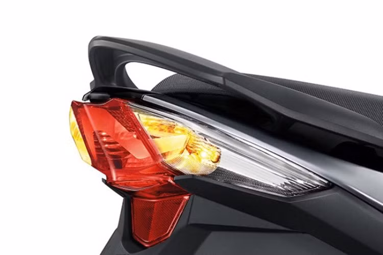 Kích thước lốp trước là 70/90-17M/C, lốp sau là 80/90-17M/C. Hệ thống phanh gồm phanh đĩa trước kết hợp phanh tang trống sau, hoặc phanh tang trống cho cả hai bánh tùy theo từng phiên bản.