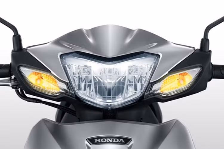 Honda Wave 110i 2025 có thiết kế tối giản, chú trọng vào tính tiện dụng và hiệu quả. Phiên bản mới được cập nhật màu sắc dựa trên phong cách truyền thống nhưng vẫn giữ được vẻ tinh tế, hài hòa. Cả hai loại vành – hợp kim và nan hoa – đều được trang trí nhẹ nhàng, góp phần tăng tính thẩm mỹ cho xe.