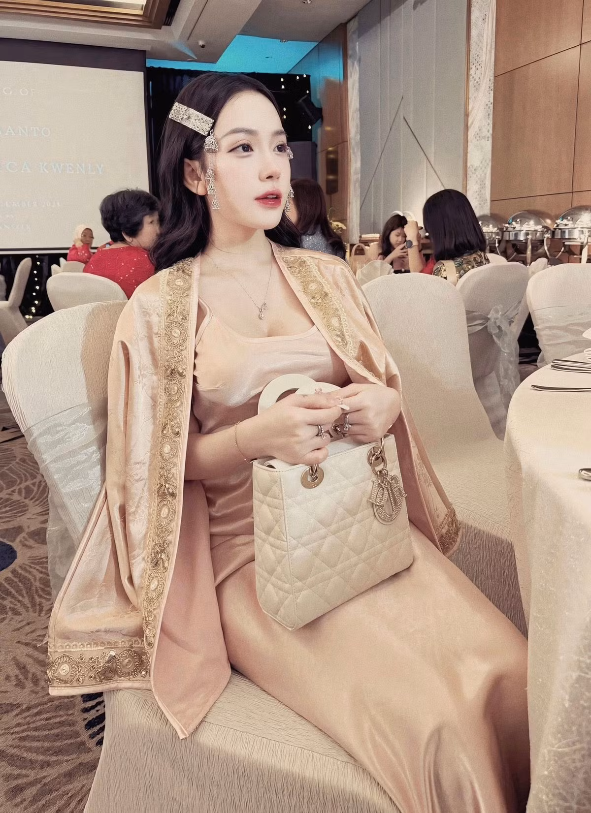 Nhiều bình luận cho rằng việc nữ TikToker này mạnh dạn thể hiện bản thân theo cách riêng là điều đáng khen, bởi nó thể hiện sự tự tin, tinh thần tích cực và nỗ lực hoàn thiện vẻ ngoài.
