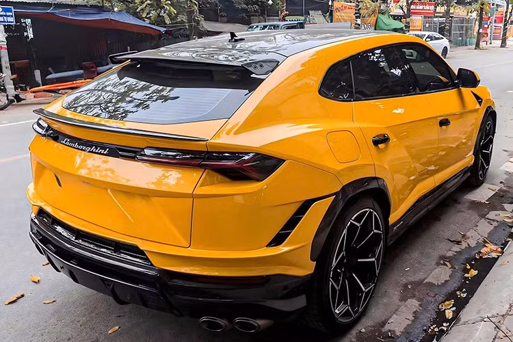 Ngoại thất chiếc Lamborghini Urus Performante này có màu vàng cùng vô số chi tiết bằng carbon, cũng như sơn đẹp tạo điểm nhấn, ngoài ra còn có bộ mâm đa chấu kép hết sức ấn tượng. Trước đó, theo thông tin người bán, chiếc xe Lamborghini Urus Performante này được nhập khẩu chính hãng, xe sản xuất 2023.