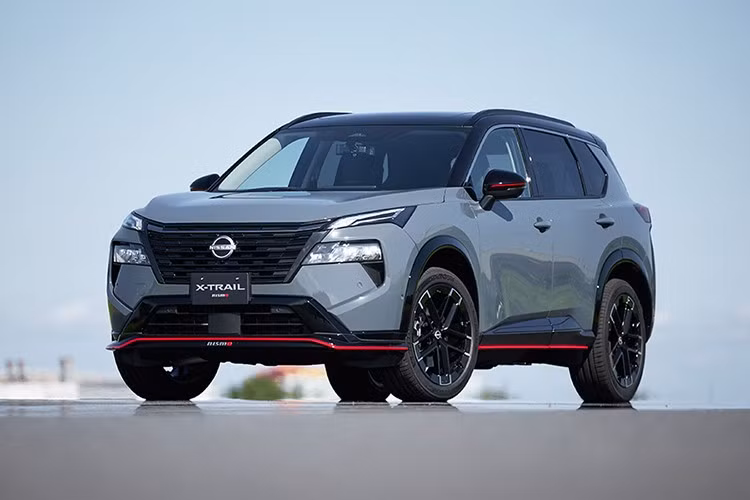 Dù không phải là mẫu xe bán chạy nhất của Nissan, X-Trail vẫn giữ vai trò chủ lực trong danh mục SUV toàn cầu của hãng. Việc tung ra bản nâng cấp lần này nhằm duy trì vị thế cạnh tranh trước các đối thủ nặng ký như Toyota RAV4 thế hệ mới.