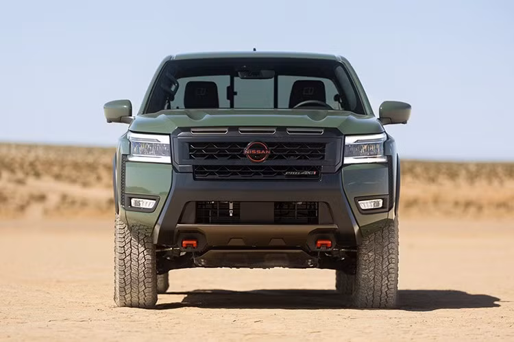 Tuy nhiên, Nissan Frontier PRO-4X R 2026 có lợi thế về giá bán, khởi điểm tại Mỹ là 47.960 USD (khoảng 1,25 tỷ đồng), rẻ hơn khoảng 8.110 USD (212 triệu đồng) so với Ranger Raptor.