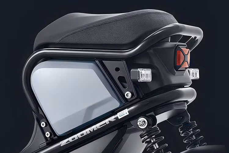 Zoomer e: sử dụng hệ thống khóa từ và Smartkey thông minh, tăng cường bảo mật và chống trộm hiệu quả. Đi kèm với đó là cụm đồng hồ LCD hình tròn, hiển thị đầy đủ các thông tin của xe, kèm theo chức năng kết nối smartphone qua bluetooth hiện đại.