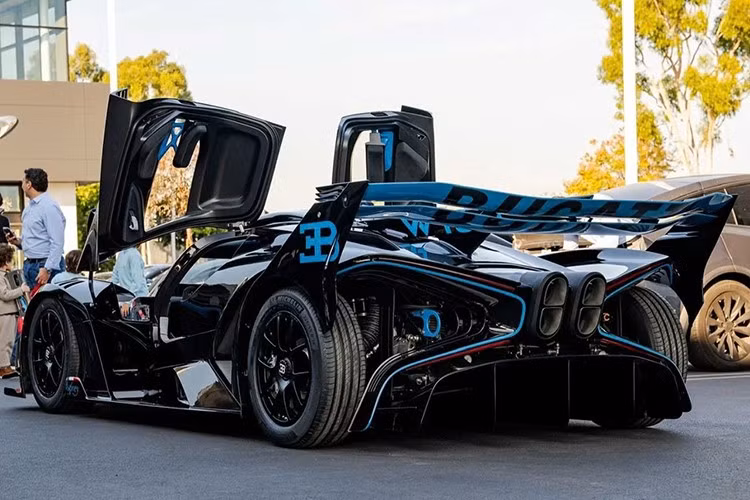 Bolide, mặc dù có thiết kế tập trung vào đường đua, lại đặc biệt phù hợp với quy trình này. Động cơ W16 8.0 lít tăng áp bốn xi-lanh, dùng chung với Chiron nhưng được nâng cấp với các cánh tăng áp lớn hơn, sản sinh công suất đáng kinh ngạc 1.578 mã lực và mô-men xoắn cực đại 1.180 pound-feet (1.600 Nm).