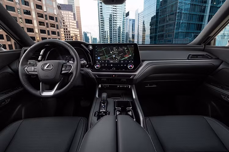 Xe có hệ truyền động hybrid mạnh 366 mã lực ở TX 500h, và plug-in hybrid 550h+ với động cơ V6 3.5L kết hợp 2 mô-tơ điện, tổng công suất 404 mã lực, đi được 53 km chỉ bằng điện.