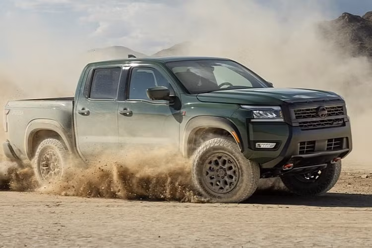 Nissan vừa công bố bước đi táo bạo khi hợp tác cùng hãng độ vốn nổi tiếng Roush Performance với các bản nâng cấp cho xe Ford để phát triển Frontier PRO-4X R 2026. Đây là lần đầu tiên hai bên bắt tay, mang đến một phiên bản bán tải được tinh chỉnh cả về ngoại hình lẫn khả năng off-road, trực tiếp đối đầu với Ford Ranger Raptor.