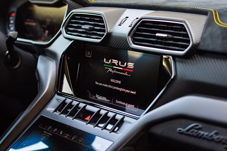 Nội thất xe với ghế da Alcantara có điểm nhấn như logo bò mộng, Urus hay chỉ khâu đều được hoành thành với màu vàng, thành cửa ngoài da lộn còn có carbon và viền màu vàng.