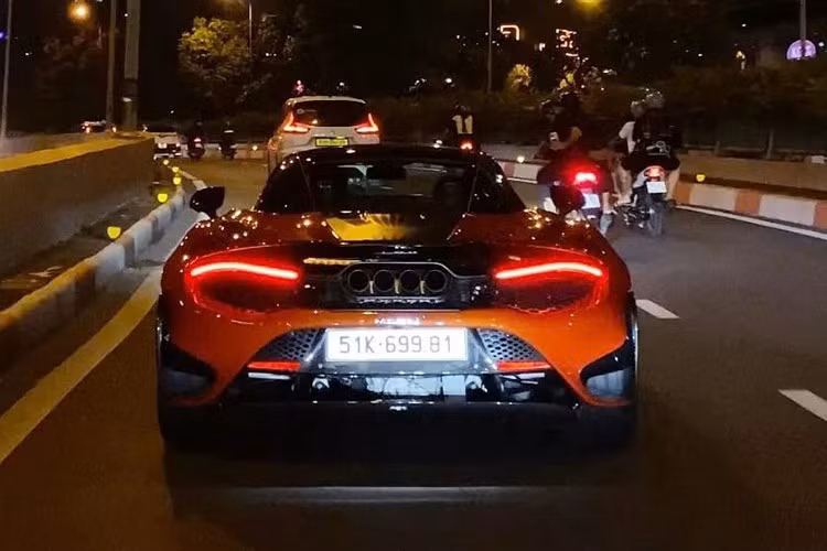 Ngoại thất chiếc xe McLaren 765LT Spider này có màu sơn đỏ cam cùng với rất nhiều chi tiết bằng carbon, và sơn đen như nắp capô, cản trước, mâm xe, hốc gió trên vòm bánh xe, nẹp sườn, khuếch tán sau và còn có cánh gió đuôi nữa, sau cùng là toàn bộ phần mui xe được sơn đen.