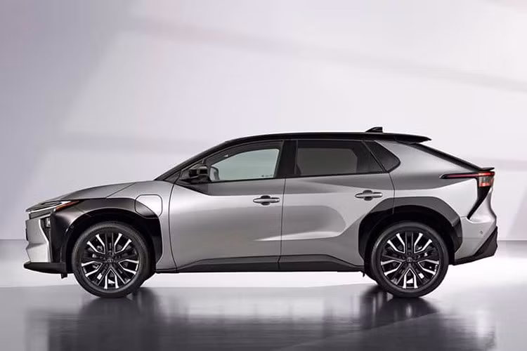 Về ngoại hình, Toyota bZ4X 2025 được phát triển trên nền tảng e-TNGA dành riêng cho ôtô điện. Xe có kích thước dài x rộng x cao lần lượt là 4.690 x 1.860 x 1.650 mm, trục cơ sở 2.850 mm.