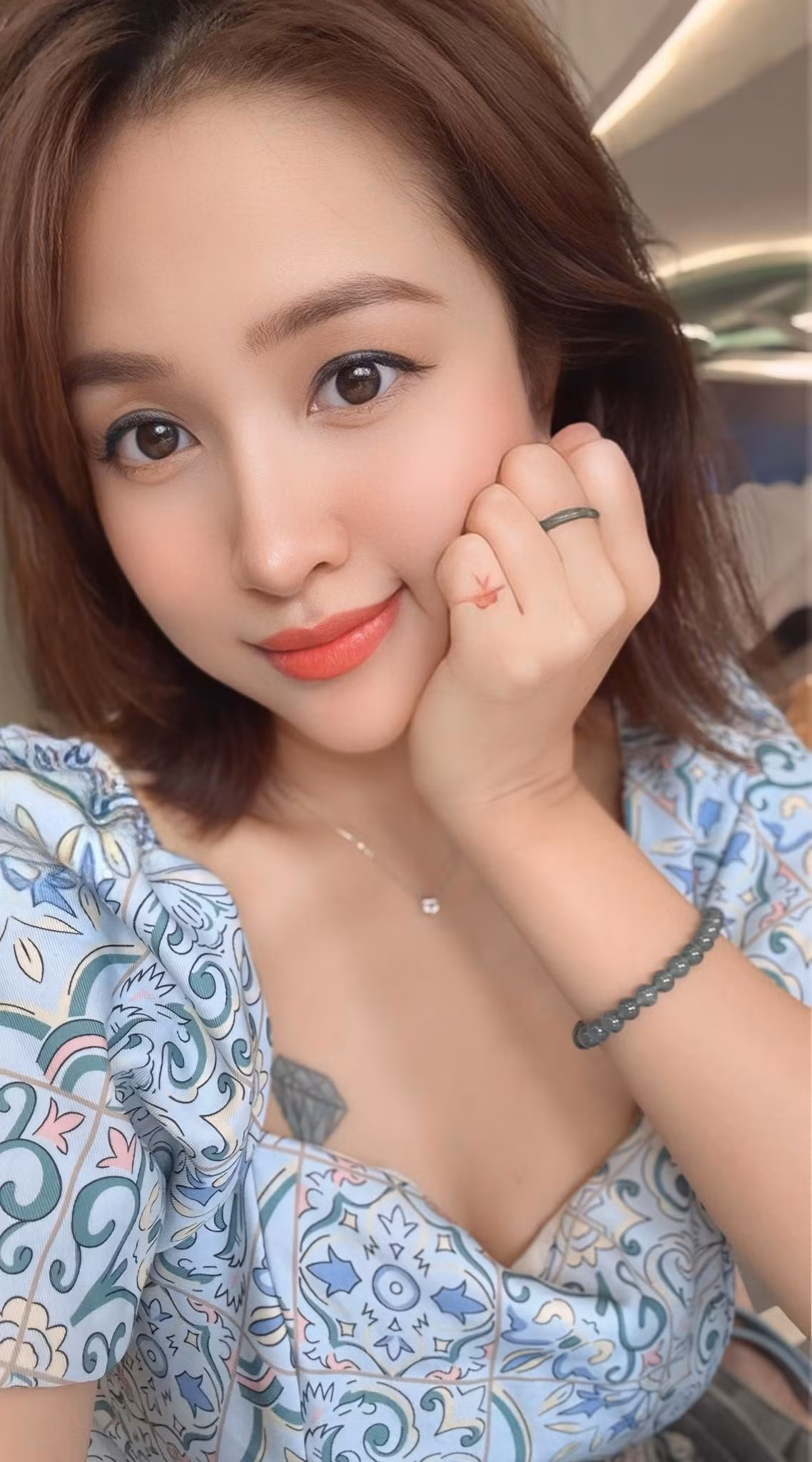 Vân Hugo diện set trắng với họa tiết nhiều màu sắc, phối giày thể thao và túi hình xế hộp ngộ nghĩnh.