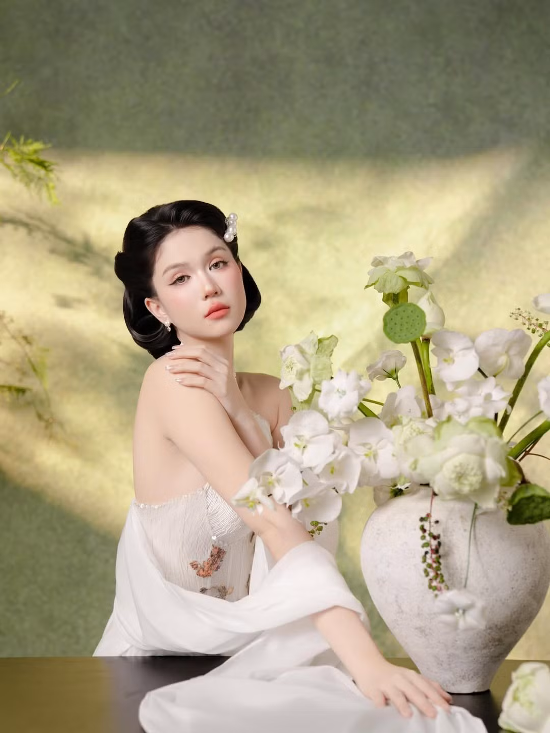 Ngọc Trinh, tên thật là Trần Ngọc Trinh, sinh năm 1989 tại Trà Vinh. Cô được biết đến rộng rãi với danh hiệu "nữ hoàng nội y" của làng giải trí Việt Nam.