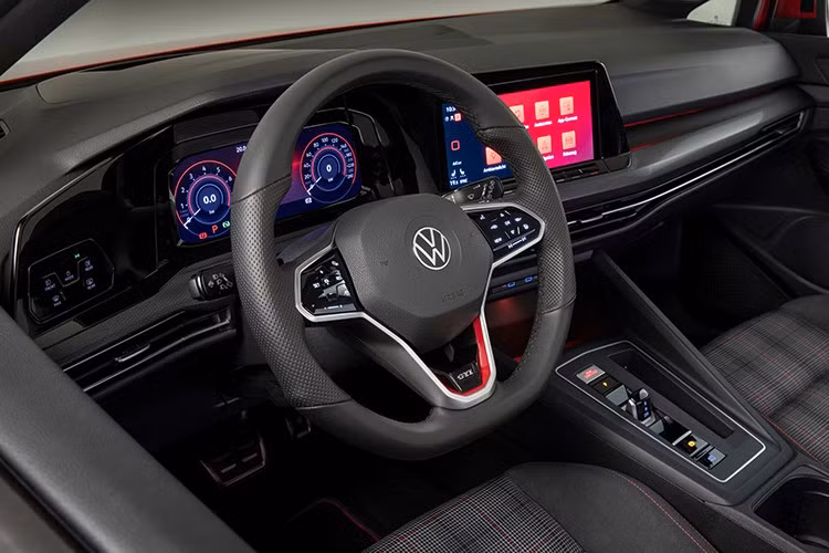 VW Golf GTI trang bị vô-lăng biến thiên theo tỉ số truyền và hệ thống phanh GTI. Các tiện nghi đáng chú ý gồm dàn loa cao cấp Harman Kardon, cửa sổ trời, màn hình Discover Pro 10 inch, đồng hồ trung tâm Digital Cockpit, điều hòa Climatronic 3 vùng…