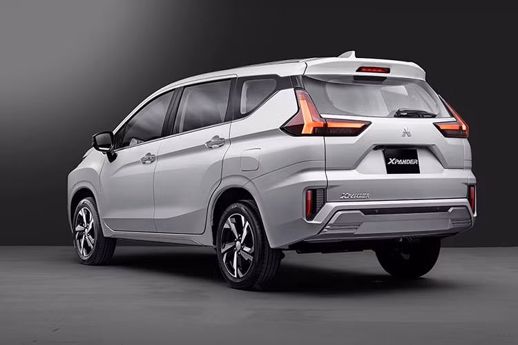 Tại Indonesia, Xpander 2025 tiếp tục sử dụng động cơ xăng dung tích 1.5L mã 4A91 cho công suất tối đa 105 PS và mô-men xoắn 141 Nm, đi kèm hộp số tự động vô cấp CVT và dẫn động cầu trước.